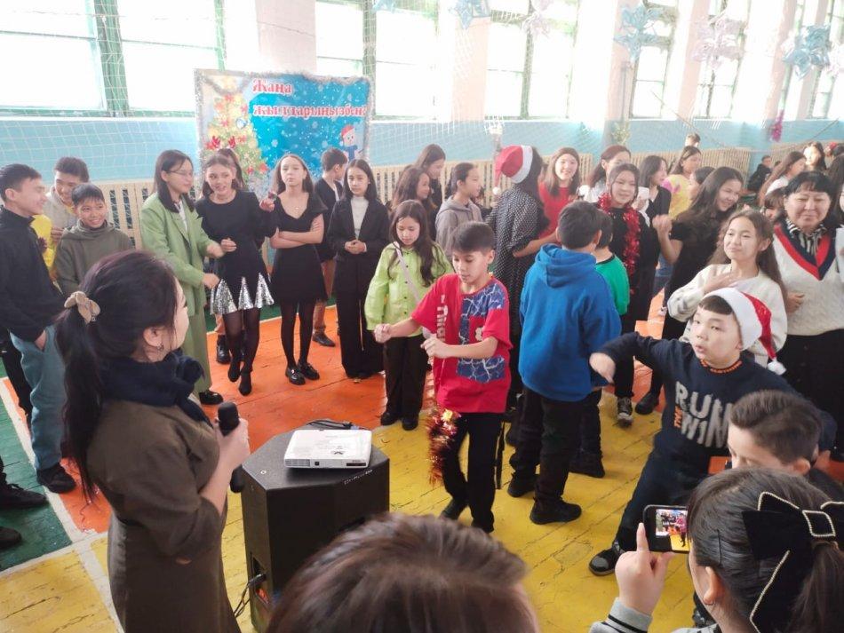 Жаңа жыл мерекелеріңізбен! #жаңажыл2023жыл. Мектеп парламентінің өзің-өзі басқару ұйымының белсенді оқушыларымен бірігіп Жаңа жылға логикалық ойындар ұйымдастырылды